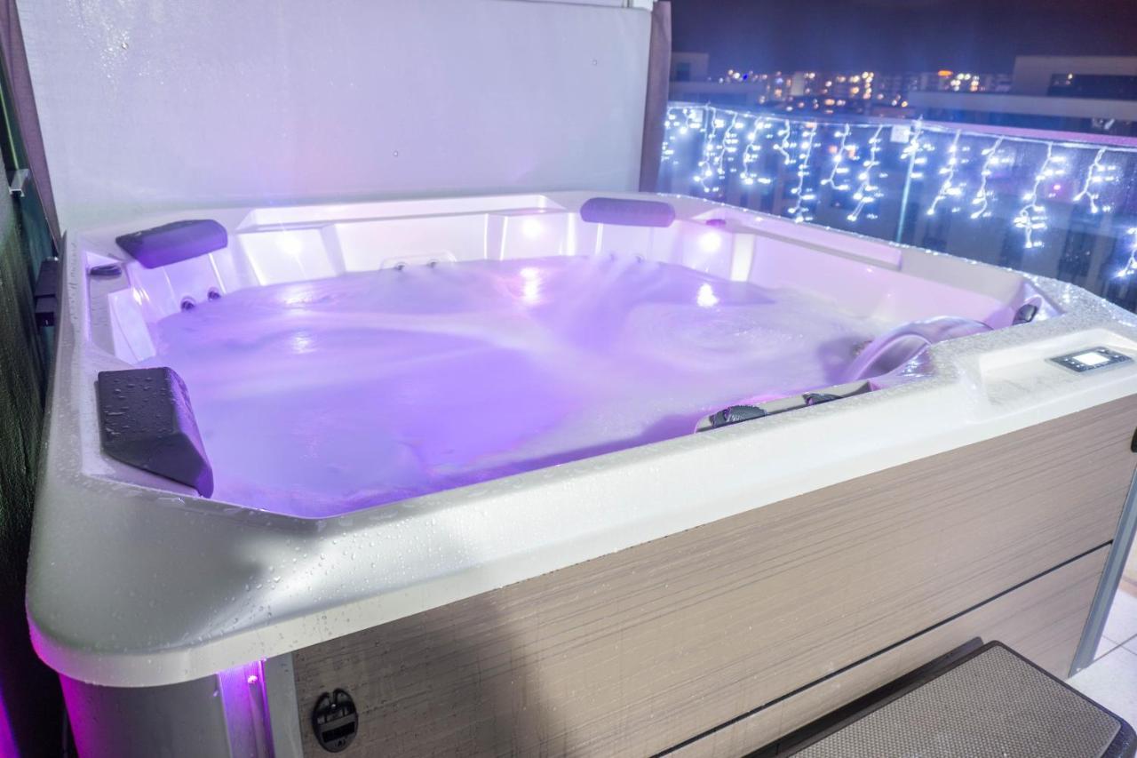 White Dream Penthouse With Jacuzzi Apartment Брашов Екстериор снимка
